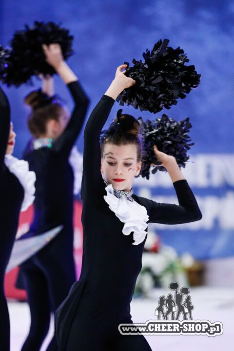 black poms, majorettes poms, cheer poms, profesjonalne pompony dla mażoretek, pompony dla cheerleaderek