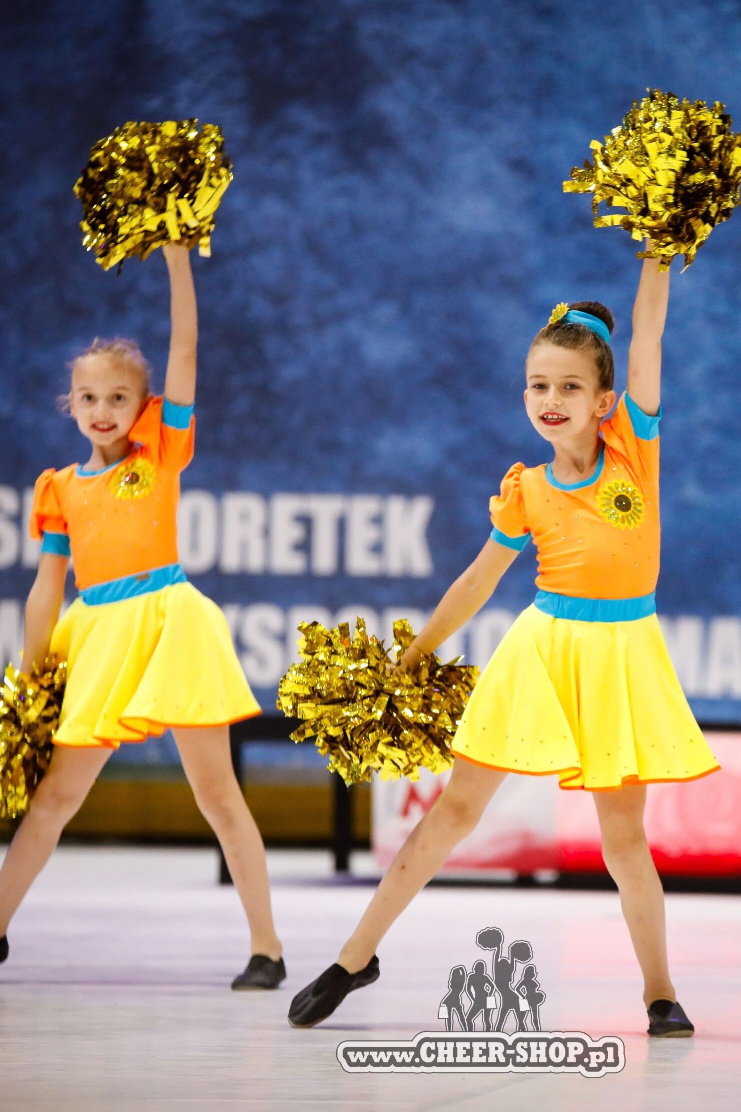 pompony dla mażoretek, złote pompony, cheer poms, majorettes poms, gold poms