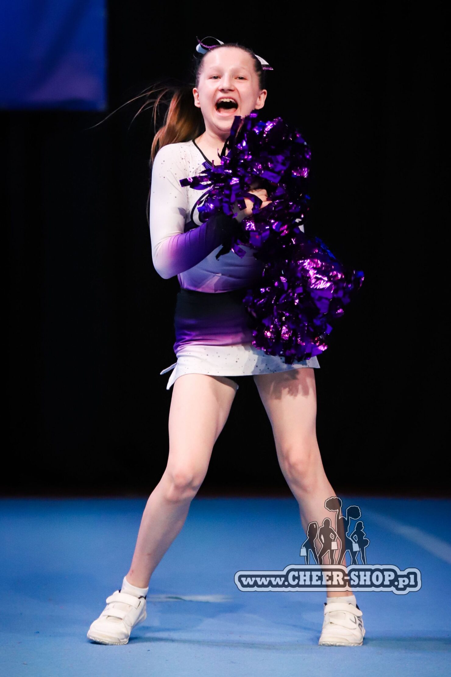 purple poms, cheer poms, metallic poms, fioletowe pompony dla cheerleaderek, pompony na zawody