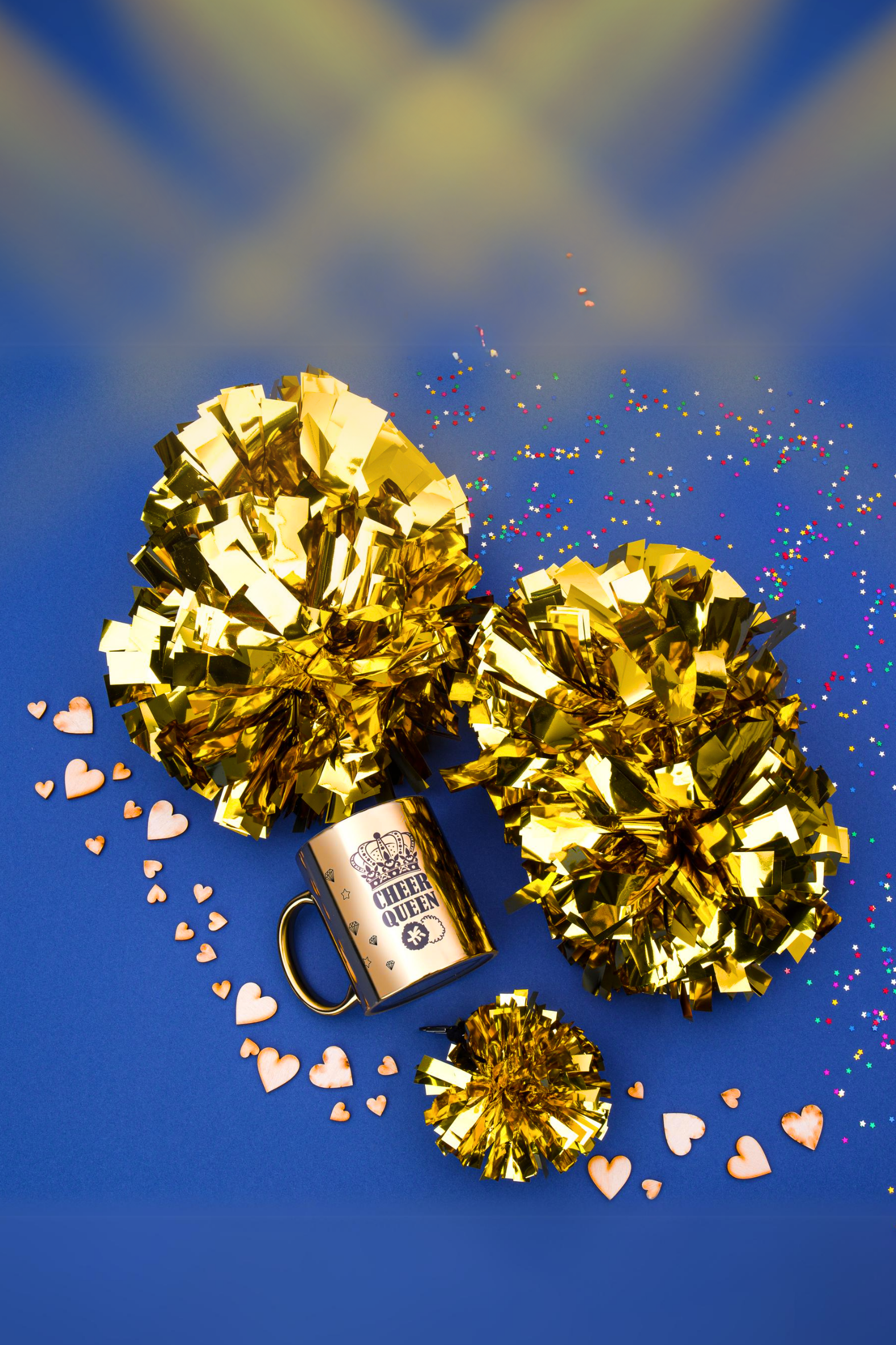 Zestaw Cheer Queen z parą złotych metalicznych pomponów, złotym lustrzanym kubkiem oraz złotym metalicznym mini pomponikiem breloczkiem