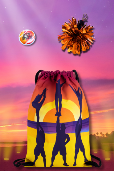 Zestaw Sunrise z plecakoworkiem, pomarańczowym mini pomponikiem i małą przypinką fly high