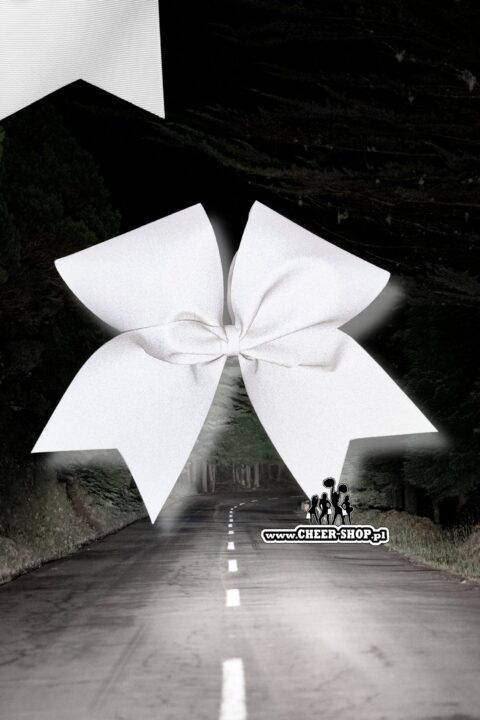 kokarda odblaskowa reflective white na białym podkładzie, biały odblask, bezpieczne wakacje, odblask da dzieci, white bow, glowing bow
