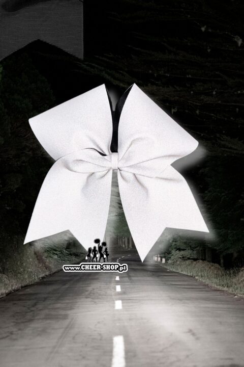 kokarda odblaskowa reflective white na czarnym podkładzie, biały odblask, bezpieczne wakacje, odblask da dzieci, white bow, glowing bow