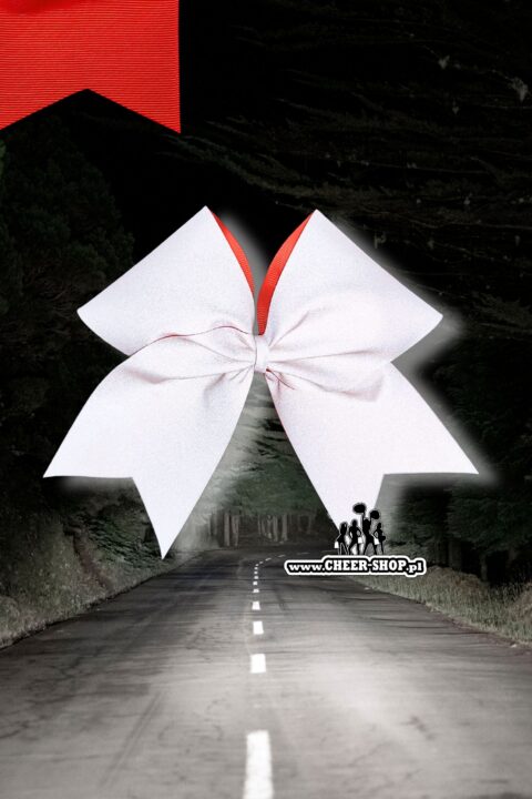 kokarda odblaskowa reflective white na czerwonym podkładzie, biały odblask, bezpieczne wakacje, odblask da dzieci, white bow, glowing bow