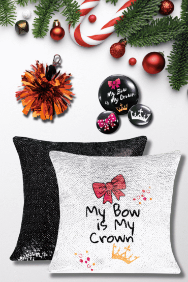 Zestaw świąteczny Czarny z poduszką cekinową my bow is my crown, zestawem przypinek my bow is my crown oraz mini pomponikiem pomarańczowym, idealny prezent na święta, prezent pod choinkę, prezent dla cheerleaderki