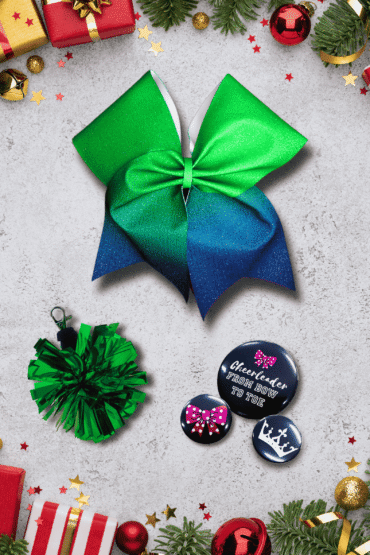 zestaw zielony z brokatową kokardką, breloczkiem mini pomponikiem zielonym oraz zestawem przypinek cheerleader from bow to toe, zestaw prezentowy na święta, prezent pod choinkę, świąteczny prezent dla cheerleaderki