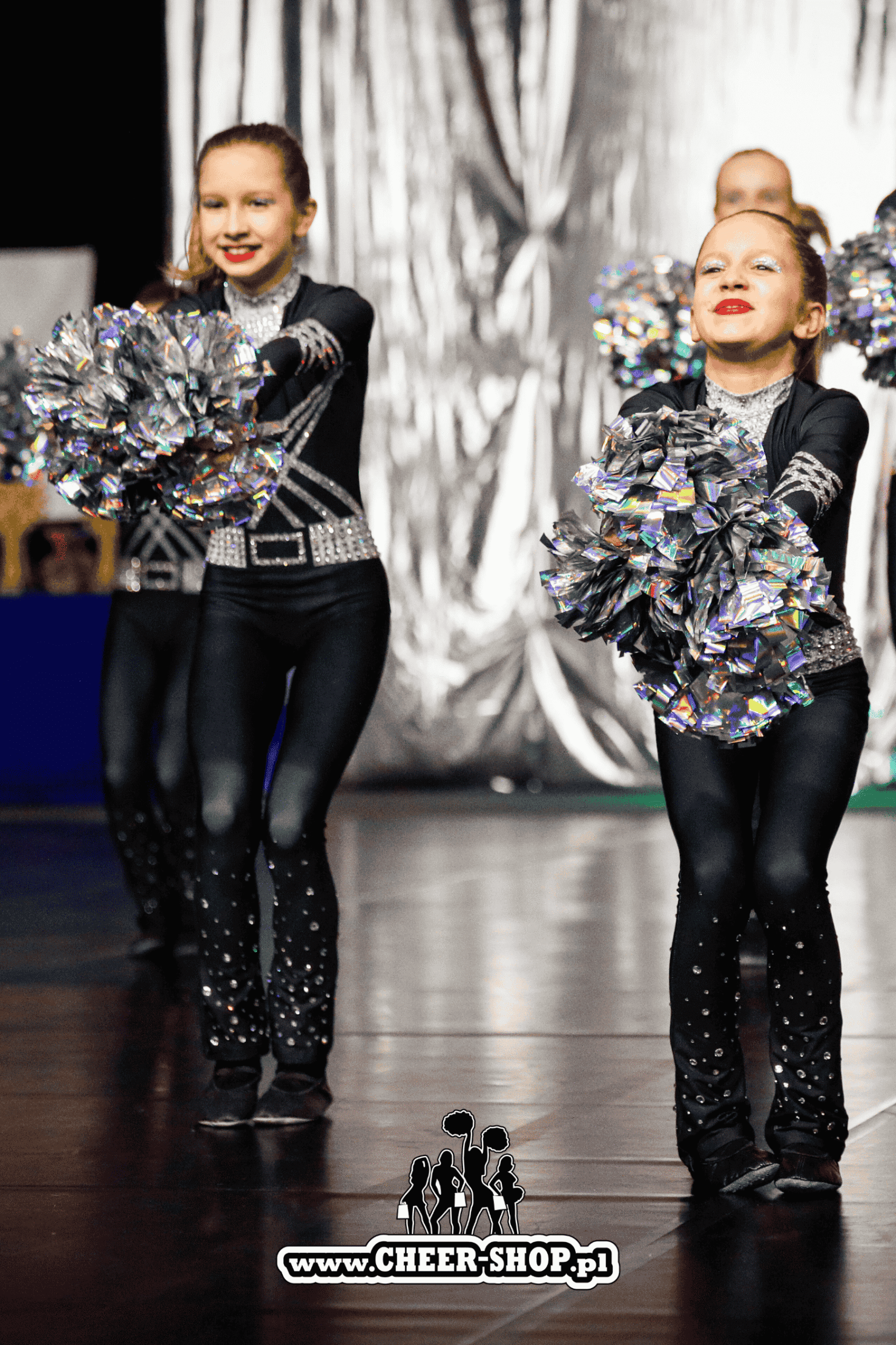 profesjonalne pompony do cheerleadingu, cheer poms, pompoms, pompony laserowe, laser poms, atiga kraków, pompony cheer shop, pompony laserowe, pompony dla cheerleaderek