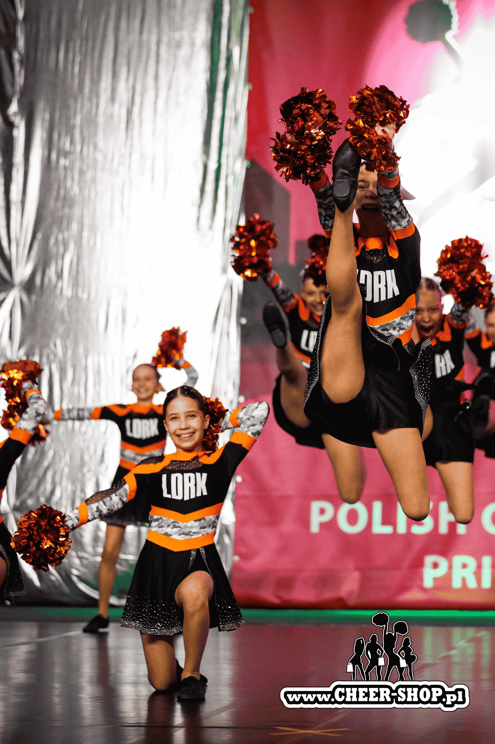 liderki cheerleaders z pomponami metallic orange