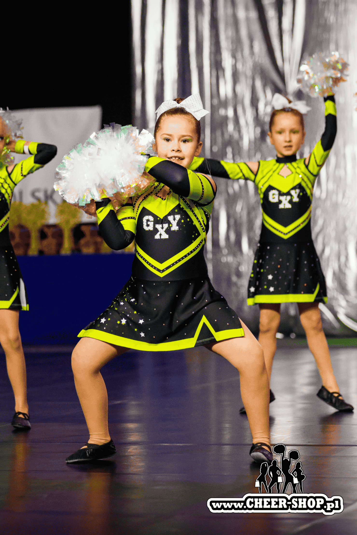 pompony na zawody, pompony dla cheerleaders, cheer poms, crystal poms, pompony crystal