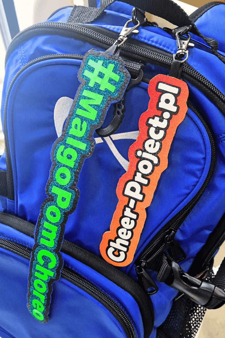 zdjęcie giga breloki na plecaku, personalizowany giga brelok, personalizowany giga breloczek