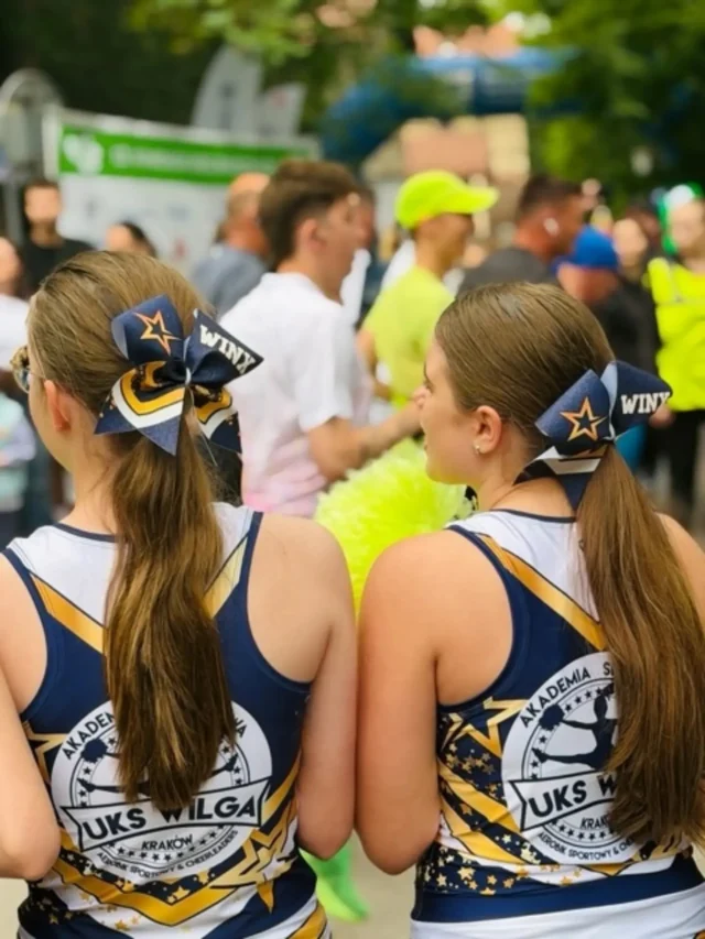 🇬🇧⬇️ Idealny match stroju z kokardką🎀?!Dla nas to żaden problem! Dopasujemy idealnie cheer kokardę do stroju.Niezależnie od tego, czy wybierzesz wersję satynową🤍 cheer kokardki czy brokatową 🪩 wydrukowany kolor będzie taki sam. Oczywiście, będzie miał minimalnie inne wykończenie (rzeczy matowe inaczej odbijają światło niż błyszczące), to i tak dopasowane przez nas kokardki do Waszych uniformów będą wyglądały idealnie!🥰Każda nasza kokardka jest wykonana w 100% przez nas 🇵🇱, a folie brokatowe są europejskiej produkcji
Kokardki są usztywniane, a każda z nich wyposażona jest w dwie mocne gumki do włosów.
Zbliżają się wakacje! Daj nam znać czy potrzebujesz kokardek na obozowych!🇬🇧
Looking for the perfect cheer bow to match your uniform 🎀? No problem!We’ll match your cheer bow perfectly to your uniform.
Whether you choose the satin or glitter version of the cheer bow, the printed colour will be the same. Of course, the finish will be slightly different (matt surfaces reflect light differently to shiny ones), but the bows we match to your uniforms will still look perfect!Every one of our bows is 100% handmade by us in Poland🇵🇱, and the glitter foils are manufactured in Europe.
The bows are stiffened, and each one comes with two strong hair ties.The holidays are coming up! Let us know if you need bows for camp!akcesoria cheerleading | |dodatki cheerleading | personalizowane kokardki | kokardki drużynowe | cheerleader akcesoria | kokardy na zawody | kokardy z imieniem | ręcznie robione kokardki | kokardy premium | cheer bow Polska | cheer bows | custom | cheer bows | cheerleading bows | personalized cheer bows | competition cheer bows | team | cheer bows | glitter cheer bows | rhinestone cheer bows | boutique cheer bows | handmade cheer bows | cheer accessories | cheerleader bows | all star cheer bows | custom team bows | cheer bow shop#cheerbows #cheerleading #cheerleader #cheeraccessories #customcheerbows