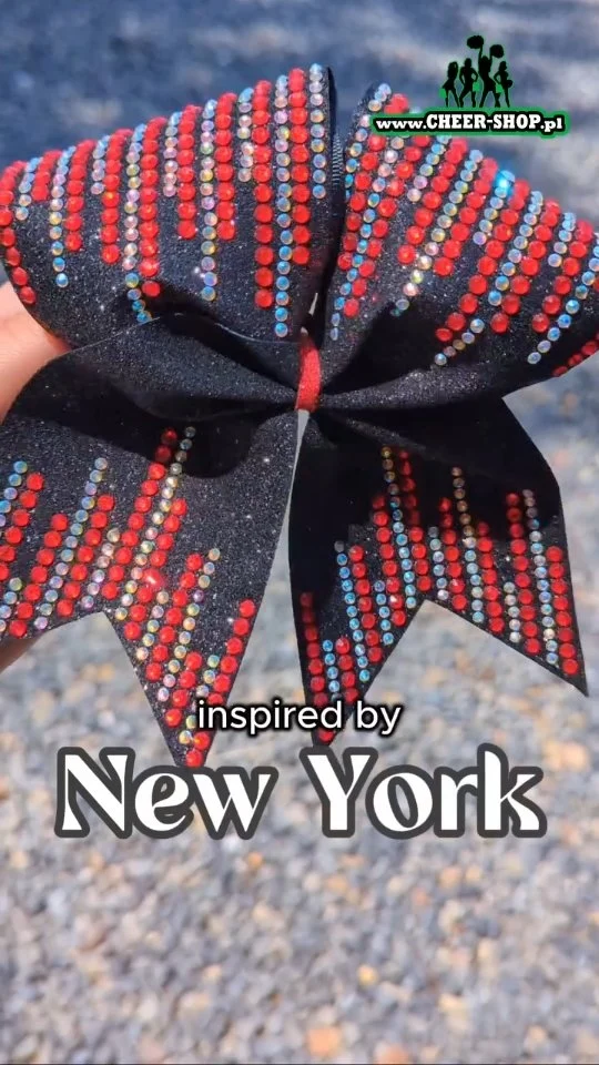 🇬🇧⬇️ Inspirowany Nowym Yorkiem 🗽 wzór kokardy obok której nikt nie przejdzie obojętnie!Idealnie proste, dynamiczne linie w kontrastujących kolorach, które z daleka wyglądają jak gradient, idealnie pasują do dynamicznych strojów cheerleadingu sportowego.🪩✨️Idealne na zawody cheerleadingu oraz pokazy cheerleaders. Blask jest zawsze oszałamiający.Wykorzystaliśmy włoską 🇮🇹 folię brokatową (tak, nie kupujemy tanich brokatów z Korei) oraz dwa rozmiary dżetów o najwyższym błysku.Jesteście gotowi na jeszcze więcej błysku?
Jutro kolejny wzór! Tym razem będzie ogniście :)
Kokarda dla cheerleaders jest jak korona i świetna pamiątka z sezonu.Kokardy dla cheerleaders od oryginalnego Cheer-Shop.pl 💚 to element stroju, który przetrwa wiele sezonów: zarówno na włosach i przy plecaku!
Jesteśmy z Wami podczas turniejów cheerleaderek i świętujemy z Wami Wasze zwycięstwa. Jesteśmy dumni z tego, jak wspaniale prezentujecie kokardki dla cheerleaders, które sami robimy.Nie możemy się doczekać kolejnego sezonu!
🇬🇧
A New York-inspired 🗽 bow design that’s sure to turn heads!
Perfectly simple, dynamic lines in contrasting colours – which look like a gradient from a distance – are the perfect match for dynamic sports cheerleading outfits.Perfect for cheerleading competitions and performances. The sparkle is always stunning.
We’ve used Italian 🇮🇹 glitter foil (yes, we don’t buy cheap glitter from Korea) and two sizes of rhinestones with maximum sparkle.Are you ready for even more sparkle?
Another design tomorrow! This time it’ll be fiery :)
A cheerleading bow is like a crown and a great memento of the season.#cheershoppoland #cheershoppolska #bestcheershop #cheerbows #kokardydlacheerleaderekCheer Shop • Cheer Shop Polska • kokardy dla cheerleaders • kokardki dla cheerleaderek • profesjonalne kokardy do włosów • Cheer Bows • akcesoria dla cheerleaderek • Handmade bows • professional bows • glitter bows • rhinestones • cheerleading sportowy • custom bows • cheer bows • kokardki drużynowe • ręcznie robione kokardy • personalized cheer bow