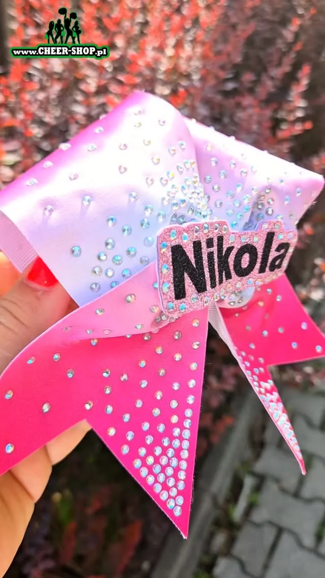 🇬🇧⬇️ Wiele słów określa tę kokardkę🎀:
🩷 satyna
🩷 gradient
💖 intensywne pastele
🪩 dżety / cyrkonie / kamienie
🩷 środek 3D
✨️ brokat
👩 personalizacja!@nikola_handerman_ dostała spory wybór kokard w jej ulubionym kolorze i zdecydowała się na satynową kokardę, która z jednej strony jest subtelna, ale intensywne pastelowe kolory są widoczne z daleka.Dodatkowo kokardka 🎀 zrobiona jest także gradientem z dżetów 🪩, które tak kochacie.Dodatkowo wykonaliśmy personalizowany środek 3D z imieniem właścicielki.Jak myślicie? Jaka kokarda będzie kolejna?Kokardy z Cheer-Shop.pl wyróżniają się wyjątkową trwałością i precyzją wykonania. Zdecydowanie jedna kokarda starcza na dłużej niż jeden sezon. Jest idealna pamiątką po sezonie i świetnie sprawdzi się jako ozdoba plecaka 🎒Jeśli zastanawiasz się, gdzie kupić najlepsze dla Ciebie kokardy 🎀 dla cheerleaders, to jesteś w idealnym miejscu.Daj nam znać, jaka jest Twoja wymarzona kokardka.
🇬🇧
There are many words to describe this cheer bow 🎀:
🩷 satin
🩷 gradient
💖 vibrant pastels
🪩 rhinestones / crystals / gemstones
🩷 3D centerpiece
✨️ glitter
👩 customization!@nikola_handerman was given a wide selection of bows in her favorite color and chose a satin bow that’s subtle on one hand, yet features vibrant pastel colors visible from a distance.Plus, the bow features a gradient of rhinestones—the kind you all love so much.
We also created a personalized 3D centerpiece with the owner’s name.What do you think? Which bow will be next?Bows from Cheer-Shop.pl stand out for their exceptional durability and precision craftsmanship. One bow definitely lasts longer than a single season. It’s the perfect keepsake after the season and works great as a backpack sentimemtal tag 🎀🎒If you’re wondering where to buy the best cheerleading bows for you, you’ve come to the right place.🥰Let us know what your dream bow looks like.#cheershop #cheerbow #cheerleading #cheerkokarda #satinglitterbowCheer Shop • Cheer Shop Polska • kokardy dla cheerleaders • kokardki dla cheerleaderek �