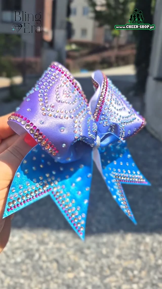 🇬🇧⬇️ Precyzyjne dżetowe wzory, kokardki brokatowe i atłasowe, z gotowym kolorem lub drukowane przez oryginalny Cheer-Shop.pl to idealne zestawienie do każdego stroju!🎀Co więcej! każda okarda robiona jest dokładnie według Twojego zamówienia. Tak! Mamy technologie i świetne pomysły, więc spokojnie możesz zdać się na nas.Nasze dżety pięknie błyszczą w świetle dziennym jak i w świetle sceny. Dlatego z nami masz zawsze gwarantowany efekt wow 🪩💎Jeśli zastanawiasz się, gdzie kupić kokardy na najbliższy sezon to jesteśmy tu dla Ciebie! Jesteśmy w stanie połączyć Twoje motywy dżetowe na strojach z tymi na kokardkach. Cheer-Shop.pl to najlepszy match dla Twoich strojów!Kokardki klubowe, drużynowe, zamówienia hurtowe jesteśmy gotowi na nowy sezon!💚🧡💚🧡
🇬🇧
Precise rhinestone designs, glitter and satin bows – whether in solid colours or printed by Cheer-Shop.pl – are the perfect addition to any outfit!🎀What’s more! Every bow is made exactly to your order. Yes! We’ve got the technology and brilliant ideas, so you can rest assured and leave it to us.Our rhinestones sparkle beautifully in both daylight and stage lighting. That’s why you’re always guaranteed a ‘wow’ effect with us. 💎🪩If you’re wondering where to buy bows for the coming season, we’re here for you! We can match the rhinestone designs on your outfits with those on the bows. Cheer-Shop.pl is the perfect match for your outfits!Club bows, team bows, bulk orders – we’re ready for the new season!💚🧡💚🧡#cheerbows #satincheerbows #glitterbow #custommade #rihnestonesCheer Shop • Cheer Shop Polska • kokardy dla cheerleaders • kokardki dla cheerleaderek • profesjonalne kokardy do włosów • Cheer Bows • akcesoria dla cheerleaderek • Handmade bows • professional bows • glitter bows • rhinestones • cheerleading sportowy • custom bows • cheer bows • kokardki drużynowe • ręcznie robione kokardy • personalized cheer bows • team bows • handmade cheer bows • cheerleaders how • all star cheer bow • cheer bow shop • we are cheer revolution • cheer bo