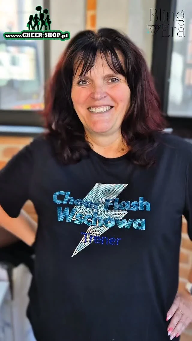 🇬🇧👇 Tak się kończą wizyty w siedzibie Cheer-Shop.pl! Piękną koszulką z dżetami! 💎@ewa.tkacz.5 i @julatkacz przyjechały w odwiedziny w ramach weekendu otwarcia w 🥰Od razu zabrałyśmy się do pracy nad koszulką.Najpierw pomysł- nazwa zespołu i błyskawica w tle ⚡️No i gdzieś musiało znaleźć się miejsce dla słowa TRENER, bo przeciez koszulka była dla Ewy!Po skończonym projekcie wybrałyśmy kolory. Czyli mamy piękne Crystale AB 💿, Niebieski w wersji Sky Blue 💎 oraz w wersji Royal 💙
.
Już nie możemy się doczekać kolejnych trenerskich projektów!
🇬🇧
That’s how visits to the Cheer-Shop.pl headquarters end! With a beautiful T-shirt covered in rhinestones!
@ewa.tkacz.5 and @julatkacz came to visit as part of the opening weekend <3
We got straight down to work on the T-shirt.
First, the design – the team name and lightning bolts in the background.
And of course, we had to find space for the word ‘COACH’, because the T-shirt was for Ewa, after all!
Once the design was finished, we chose the colours. So we’ve got a beautiful Crystal AB💿, Sky Blue 💎 and Royal Blue.💙
We can’t wait for the next coaching projects#cheershop #rihnestones #dzety #cyrkonie #cheerleading